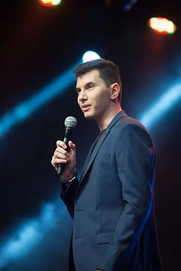 Iago Átila falando em um palco